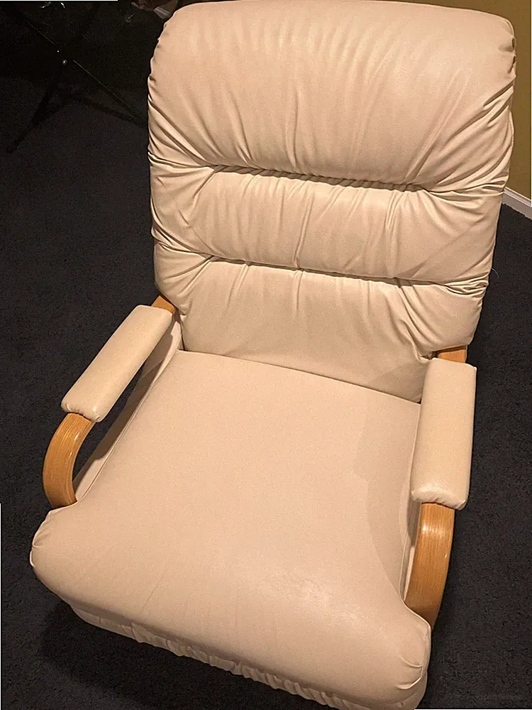 FLEXSTEEL MANUAL SOFT FAUX LEATHER RECLINER (LIGHT BEIGE/IVORY COLOR)